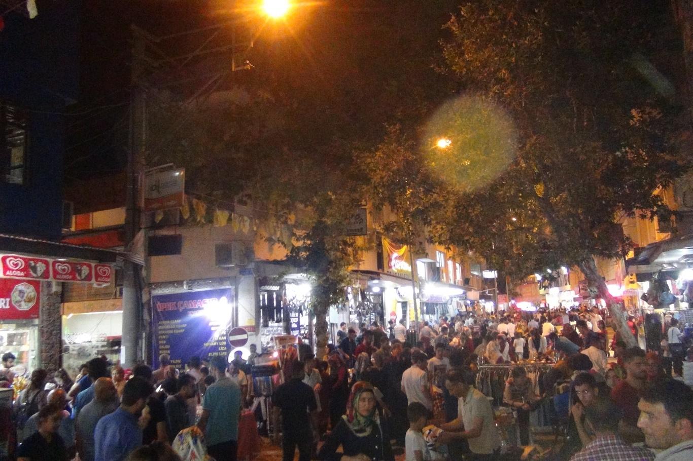Ramazan ayının son günlerinde çarşı merkeze kurulan pazarlarda alış veriş yapan vatandaşlar “Ramazandan gereği istifade edemedik” dediler.

